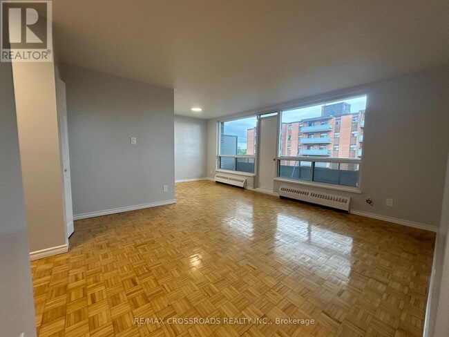 Photo du bâtiment - 363 Lakeshore Rd E