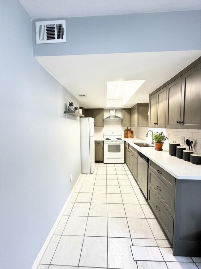 Foto del edificio - 8332 La Roche Ln