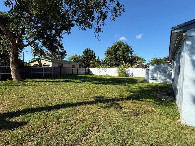 Foto del edificio - 12720 NW 18th Ct