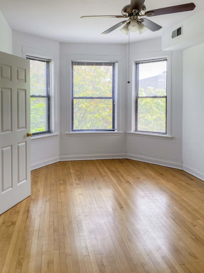 Foto del edificio - 2326 N Southport Ave