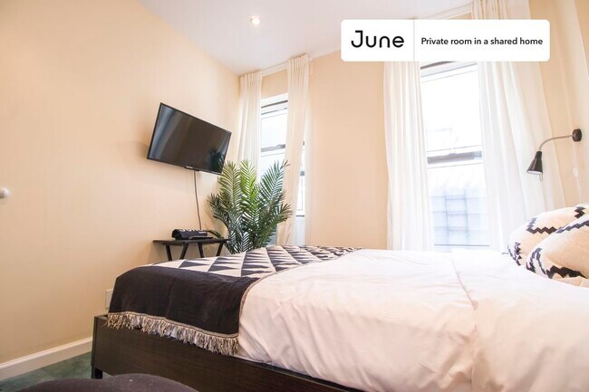 Building Photo - Private bedroom in 4 bed/2 bath Home