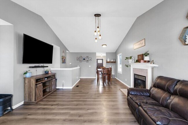 Foto del edificio - 3 Bedroom house with Finished Basement - Available August 2026