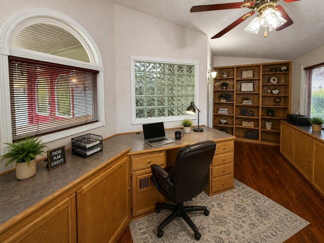 Foto del edificio - Rare 3-Acre 3BR Home in South Salem – Shops, Workspace & Greenhouses