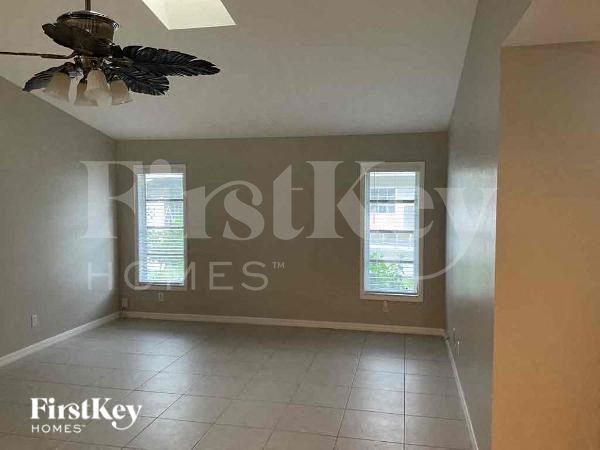 Building Photo - 1825 SW 8th Ct