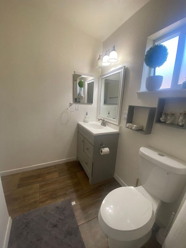 Building Photo - Lower valley duplex for rent
