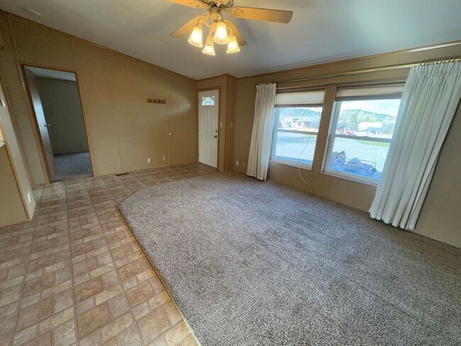 Building Photo - Comfortable 2-Bed, 1-Bath Home in Reed Point – RV Park Location