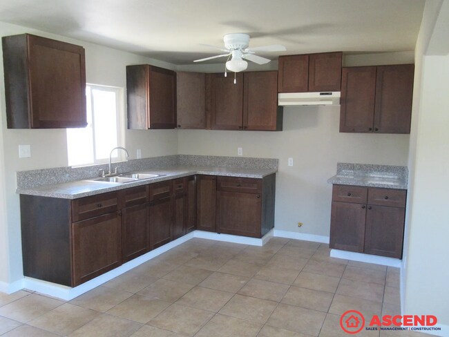 Building Photo - Cozy 1BR/1BA in Bakersfield – 624 Sq Ft, Washer/Dryer Hookups, Small Pets Welcome!