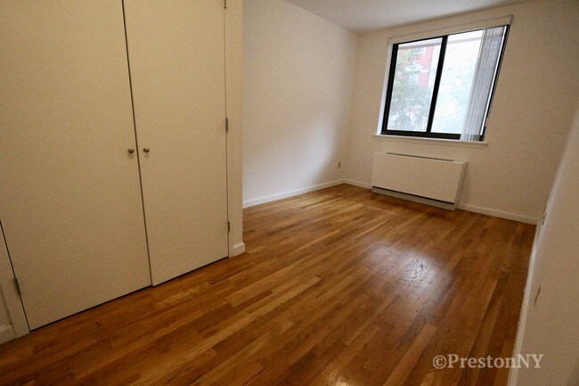 Foto del edificio - 229 E 13th St