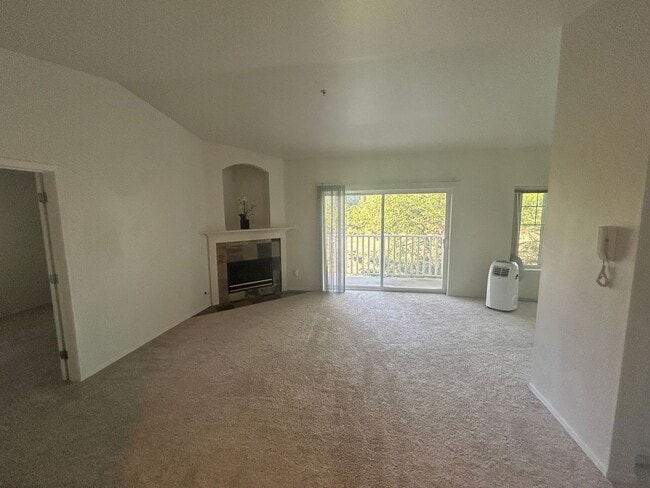Building Photo - 3 Bed, 2 bath 3rd floor Condo w/garage in ...