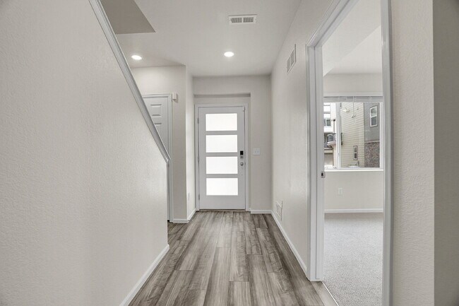 Foto del edificio - $3,230.95 with $300 off the first month's Rent - 4 Bedrooms, 3.5 Bathrooms, Townhouse in Broomfie...