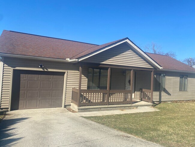 Foto del edificio - One level Home - 3 Bedroom w/ Garage- Available 08/05!