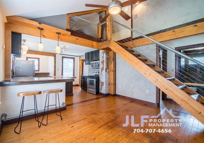 Building Photo - Charming country cottage with tons of extr...