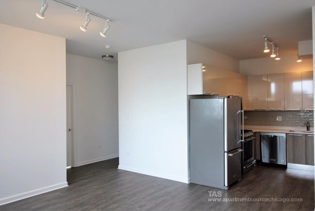 Gut rehabbed 3 bedroom 2 bath TOP FLOOR loft-style unit in WRIGLEY! - Gut rehabbed 3 bedroom 2 bath TOP FLOOR loft-style unit in WRIGLEY!