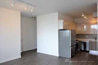 Building Photo - 932 W Dakin St