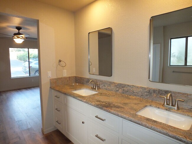 Foto del edificio - Cameron Park 2/2.5 2500 sf home on the golf course - Fully remodeled!