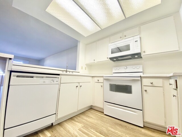 Foto del edificio - 12411 W Magnolia Blvd