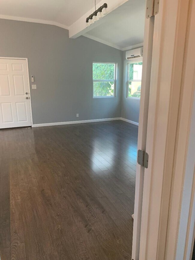 Building Photo - 283 Linda Rosa Ave