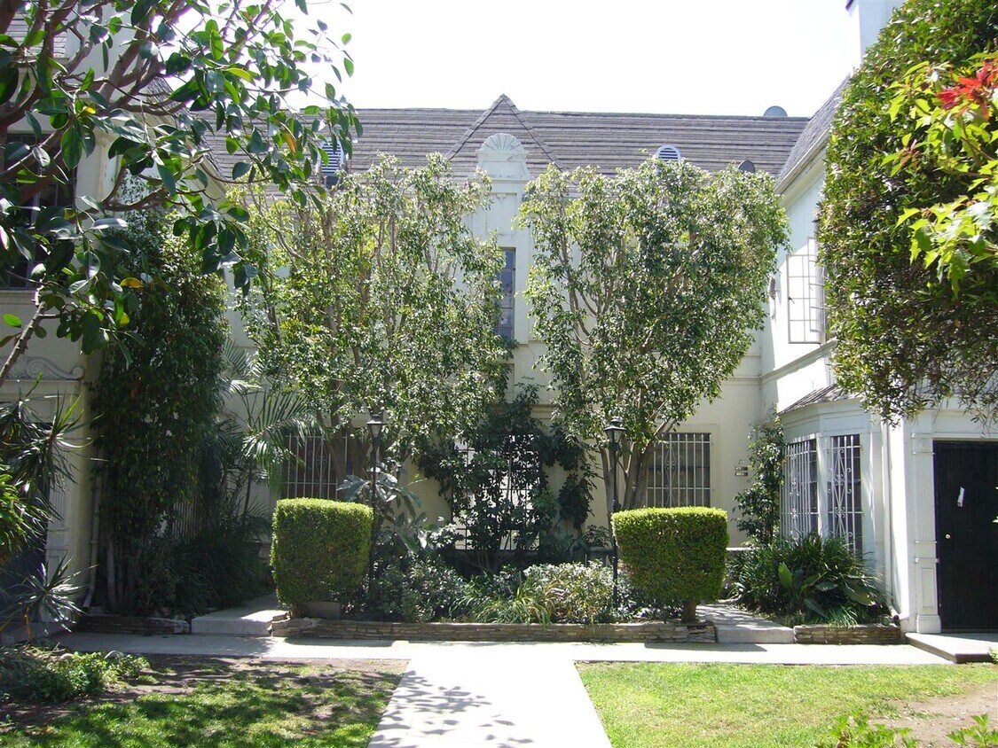 6524 Exterior - 6524 W Olympic Blvd