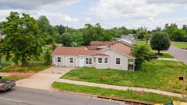 Building Photo - 4 Bed 1 Bath Home Available!