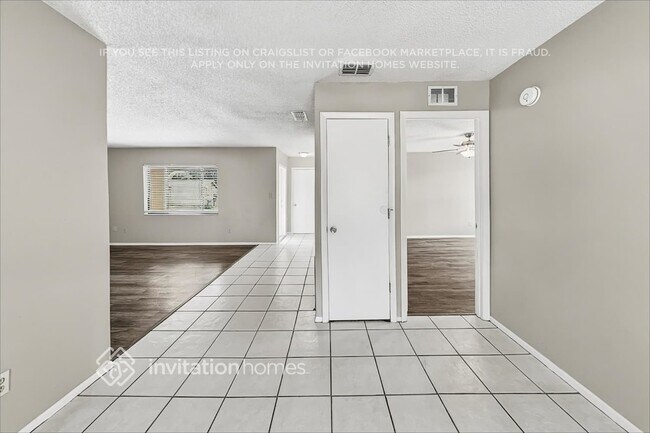 Foto del edificio - 819 Centerwood Ct