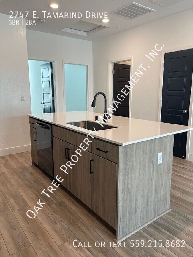 Building Photo - 2747 E Tamarind Dr