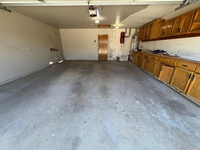 Building Photo - Spacious SE Visalia home Available Now!