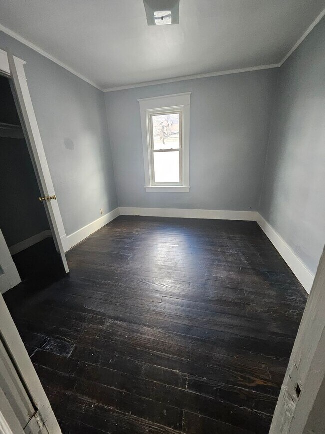 Building Photo - Upper three bedroom on West Side gas included