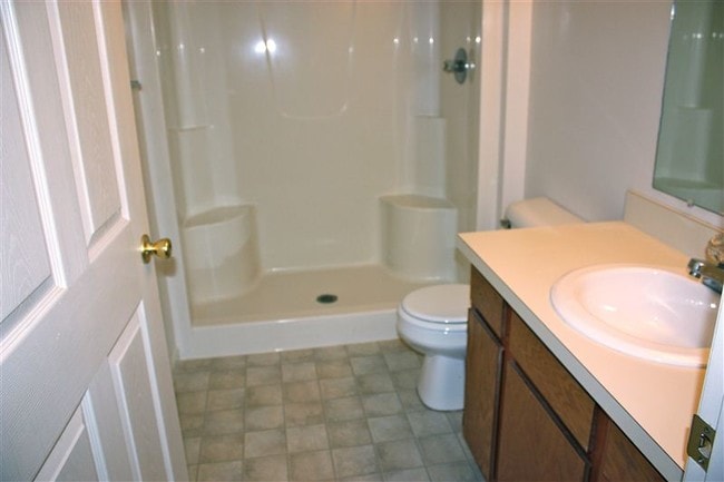 Building Photo - 3 br, 2 bath Apartment - Evergreen Apartments