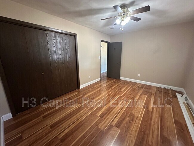 Foto del edificio - 109 E Poos Dr