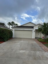 Building Photo - 833 Greenleaf Cir