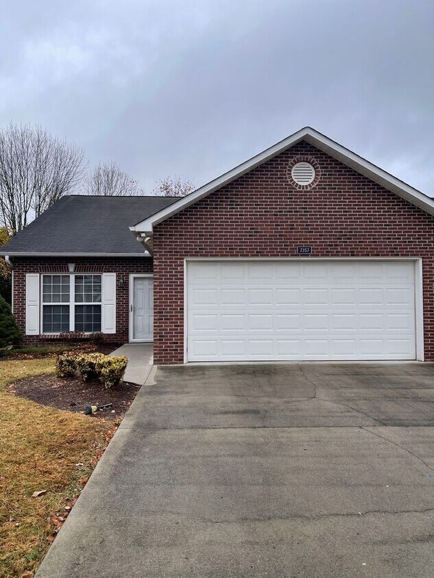 2 bed, 2 bath, 2 car garage ranch style home in N. Knoxville - 2 bed, 2 bath, 2 car garage ranch style home in N. Knoxville