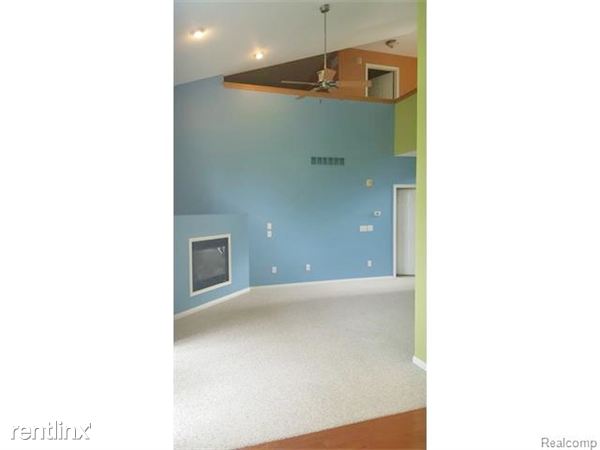 Building Photo - 1807 Maple Park Dr E