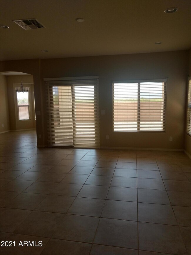 Building Photo - 5300 Encanto Dr