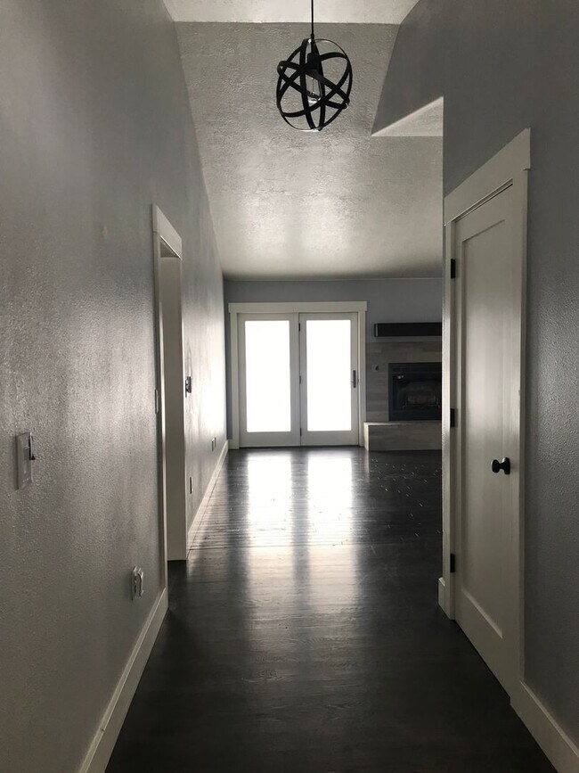 Foto del edificio - Beautiful 3-Bedroom Home with Modern Upgra...