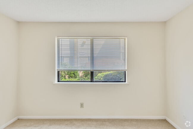 2BR, 1BA - 900SF - Bedroom - Beechwood Apartments