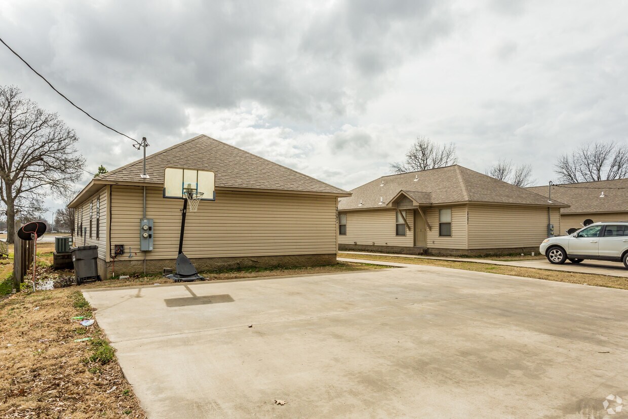 Building Photo - 3707 School St