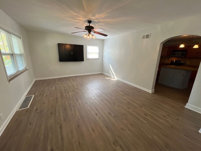 Foto del edificio - 5 bedroom 3 full bath single family home R...