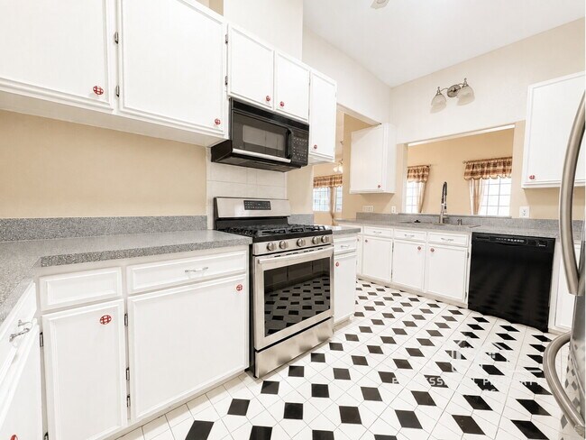 Foto del edificio - 3-bedroom, 3-bathroom home in Foothills Mobile Est