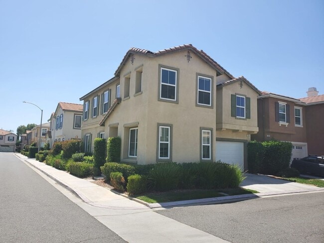 Foto del edificio - 3 bed/ 2.5 bath house 1,955 sqft
