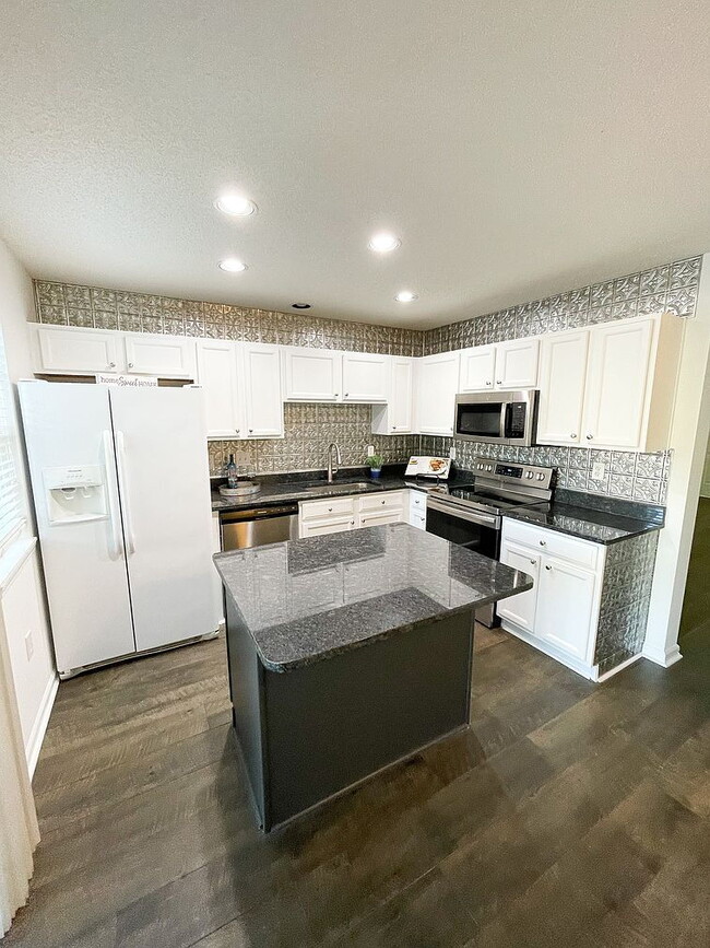 Building Photo - Single Family Home