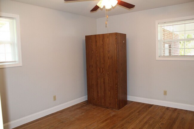Building Photo - Convenient To Downtown