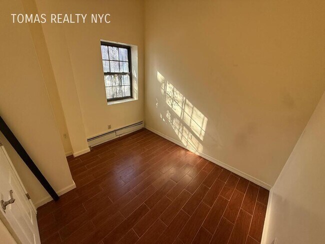 Foto del edificio - 712 E 214th St