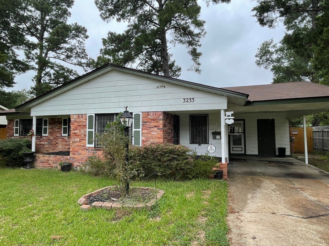 Building Photo - 3233 Valley View Dr