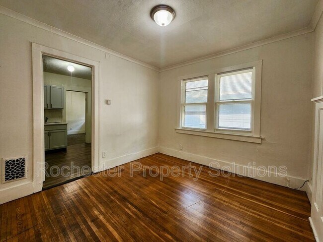 Foto del edificio - 383-385 Thurston Road