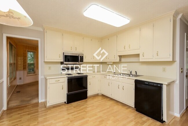 Building Photo - REDUCED! - NOW OFFERING FIRST FULL MONTH F...
