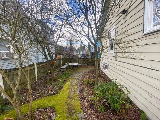 Foto del edificio - Great location! cute bungalow!