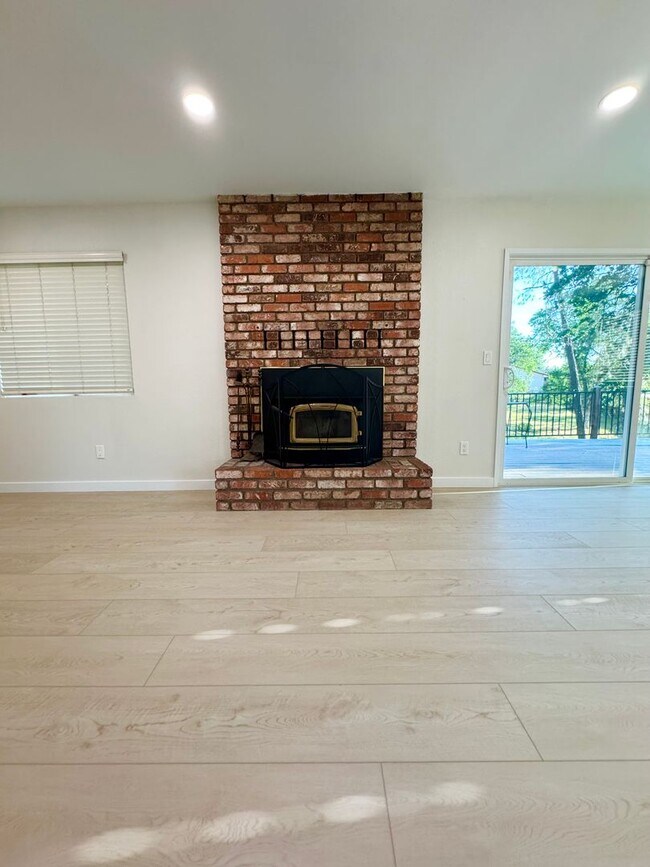 Foto del edificio - MOVE IN SPECIAL - $250 off First Month's Rent!