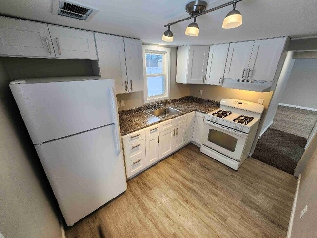 Building Photo - 14572 N Saginaw Rd