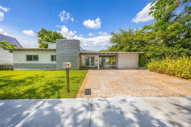 Building Photo - 910 NE 81st St