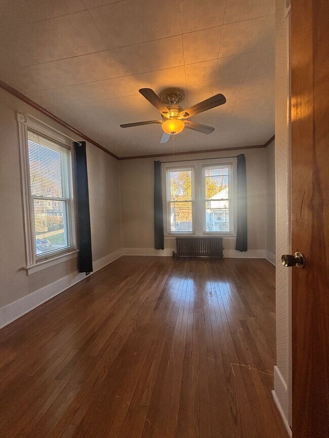 Building Photo - 10 Town Hill Ave